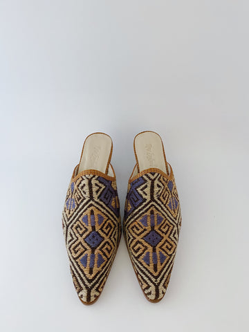 Shoe ~110 - Size 8.5